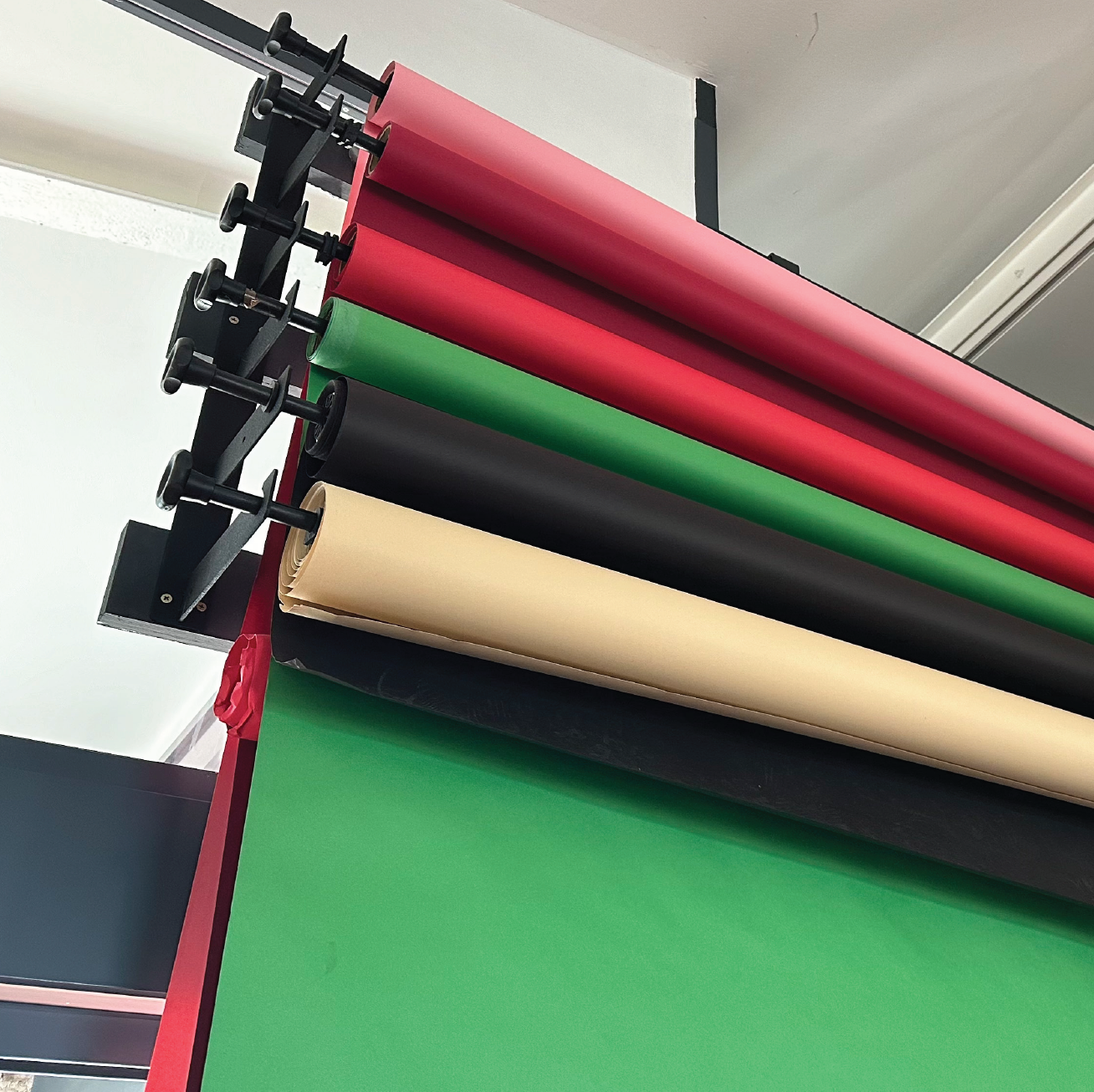 Hintergrundsystem mit farbigen Papierhintergründen